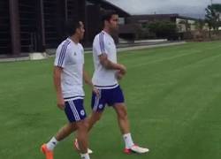 Enlace a GIF: Imagen no apta para culés, Pedro y Cesc entrando al entrenamiento con el Chelsea