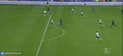 Enlace a GIF: Gran gol de Mahrez, el empate para el Leicester