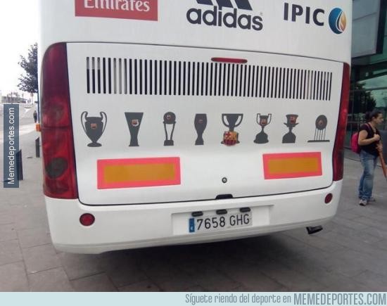 664917 - Trollean el bus del Real Madrid con pegatinas del Barça en Gijón