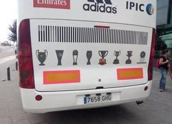 Enlace a Trollean el bus del Real Madrid con pegatinas del Barça en Gijón