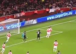 Enlace a GIF: El paradón de Čech para salvar al Arsenal frente al Liverpool