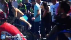 Enlace a GIF: Un ******** intenta robarle la bici a Talansky en la Vuelta España
