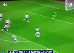 Enlace a GIF: Y llega el primer gol del canterano culé Adama Traore con el Aston Villa
