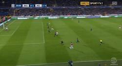 Enlace a GIF: Gol de Rooney que pone la eliminatoria de cara para el United