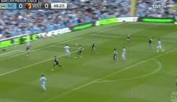 Enlace a GIF: El primer gol de Sterling para el City en Premier