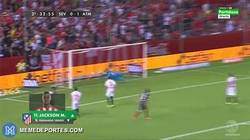Enlace a GIF: Gol de Gabi desde fuera del área con ayuda de un jugador del Sevilla