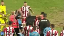 Enlace a GIF: Brutal agresión de Joris Sainati a dos jugadores del Tours en la Ligue 2