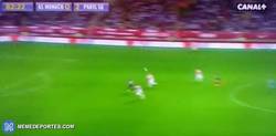 Enlace a GIF: Increíble asistencia de Di María para Lavezzi que colocaba el 3-0 ante el Monaco