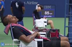 Enlace a GIF: El polémico Nick Kyrgios toma una pequeña siesta en medio del partido contra Murray