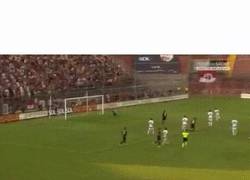 Enlace a GIF: El golazo de Balotelli en su regreso al AC Milan