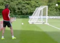 Enlace a GIF: Bale mostrando sus habilidades en los entrenamientos con Gales
