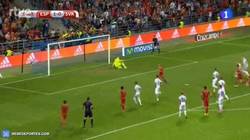 Enlace a GIF: El gol de Iniesta de penalti frente a Eslovaquia
