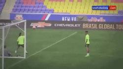 Enlace a GIF: El freestyle de Neymar y Marcelo en el entrenamiento
