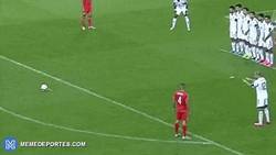 Enlace a GIF: Tal Ben Haim muestra la manera de evitar un gol de tiro libre de Gareth Bale