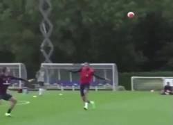 Enlace a GIF: Phil Jagielka calentando en el entrenamiento de Inglaterra