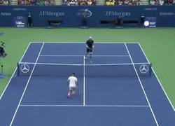 Enlace a GIF: Bonita dejada de Isner a Federer en el US Open