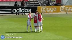 Enlace a GIF: GOLAZO del hijo de Patrick Kluivert en las categorías inferiores del Ajax