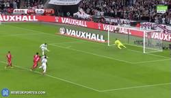 Enlace a GIF: Con este gol Rooney se convierte en el máximo goleador inglés