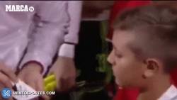 Enlace a GIF: El niño que preparó todo para pedirle un autógrafo a Sergio Ramos antes de saltar al campo