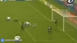 Enlace a GIF: Hace 10 años, Luis Suárez hacía su primer gol oficial