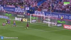Enlace a GIF: Gol de Messi que adelanta al Barça frente al Atleti