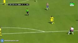 Enlace a GIF: Gran gol de Manu Trigueros que adelantaba al Villarreal frente al Granada