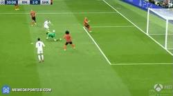 Enlace a GIF: Gol de Benzema con regalo del portero. Primer gol del Real Madrid en Champions