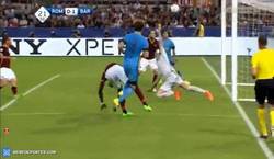 Enlace a GIF: ¡Gol de Suárez para abrir el marcador en el Olímpico de Roma!