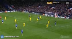 Enlace a GIF: El golazo que se ha marcado Diego Costa para estrenarse en Champions con el Chelsea