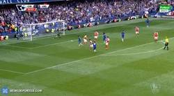 Enlace a GIF: Hazard sentencia el partido contra el Arsenal