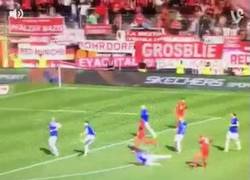 Enlace a GIF: Golazo de Vidal que abre el marcador para el Bayern