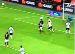 Enlace a GIF: Gol de Bacca para el Milan, anda enchufado el colombiano