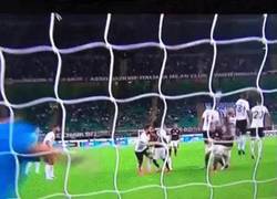 Enlace a GIF: El golazo de tiro libre de Bonaventura para el Milan frente al Palermo