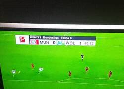 Enlace a GIF: Golazo de Caligiuri para el Wolfsburgo frente al Bayern