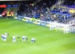 Enlace a GIF: El golazo de Gerard Deulofeu de falta directa con el Everton en la Capital One Cup
