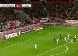 Enlace a GIF: Gol de Chicharito para el Bayer Leverkusen ante el Mainz 05