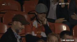 Enlace a GIF: Aficionados del Liverpool al ver el partido de Iago Aspas