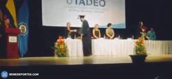 Enlace a GIF: Graduación en la universidad con celebración a lo Cristiano