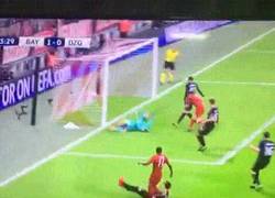 Enlace a GIF: El buen gol de Douglas Costa sin ángulo