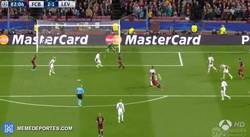 Enlace a GIF: Golaaaazo de Luis Suárez ante el Leverkusen, le da la vuelta al marcador