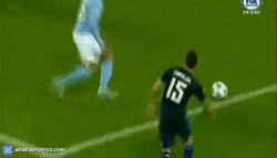 Enlace a GIF: Y con este gol, Cristiano iguala el récord de Raúl Gonzalez