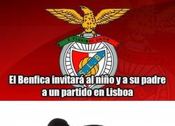 Enlace a Gran gesto del Benfica al niño impactado por al bengala