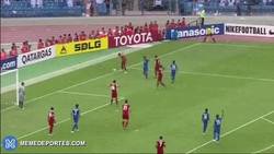 Enlace a GIF: El penalti más insólito en la historia del fútbol