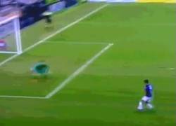 Enlace a GIF: Increíble el fallo de Joaquín Correa de la Sampdoria contra el Inter. ¡A puerta vacía!
