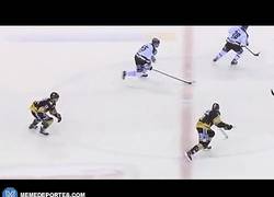 Enlace a GIF: Grandísima devolución del stick en un partido de hockey