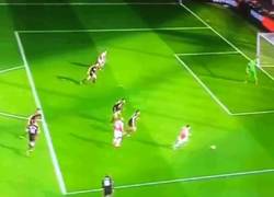 Enlace a GIF: Vaya maravilla de gol que ha marcado Alexis Sánchez para adelantarse en el marcador
