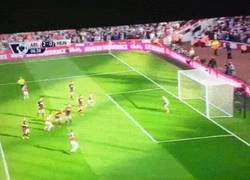 Enlace a GIF: Gol de Özil que pone el 2-0 en el marcador. ¡Vaya partido!