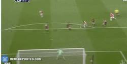 Enlace a GIF: GOLAZO de Alexis Sánchez que consigue el doblete más rápido en la historia de la BPL vs United