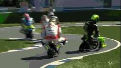 Enlace a GIF: Los pilotos de Moto GP corriendo en Mini motos