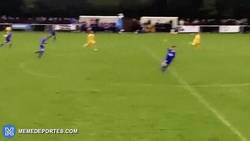 Enlace a GIF: Golazo de Scott Davies en la FA Cup desde 70 Yardas, el portero haciendo un Ter-Stegen
